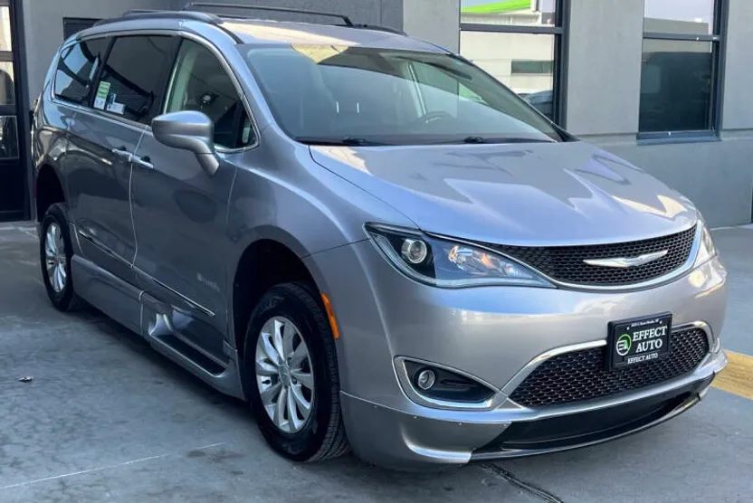 2017 Chrysler Pacifica Touring L photo 1