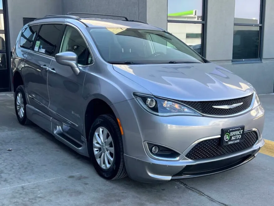 2017 Chrysler Pacifica Touring L photo 1