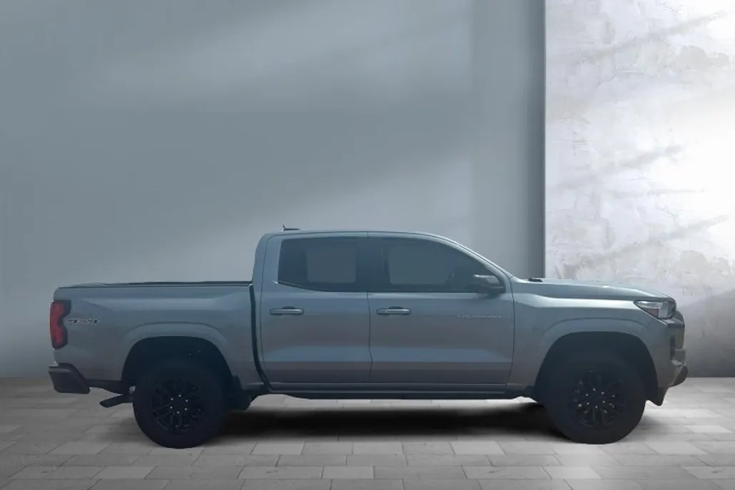 2024 Chevrolet Colorado LT photo 1