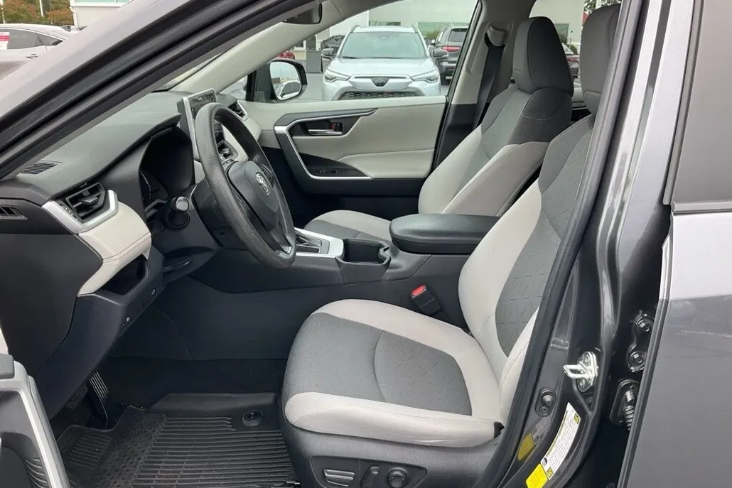 2023 Toyota RAV4 XLE photo 1