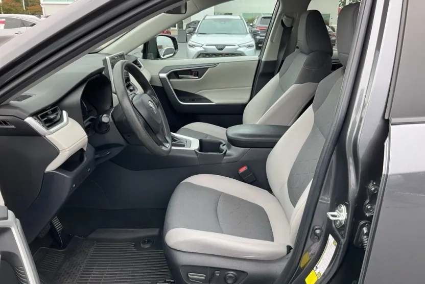 2023 Toyota RAV4 XLE photo 1