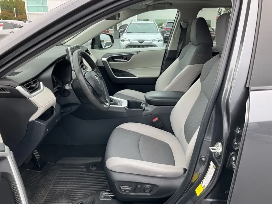 2023 Toyota RAV4 XLE photo 1