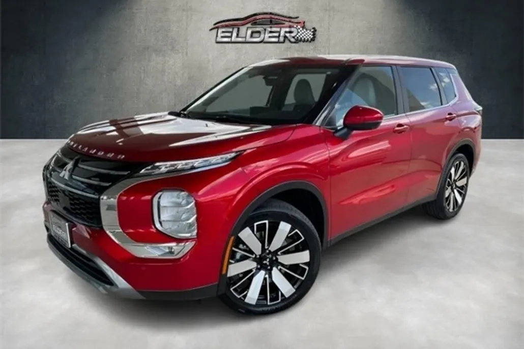 2025 Mitsubishi Outlander SE photo 1