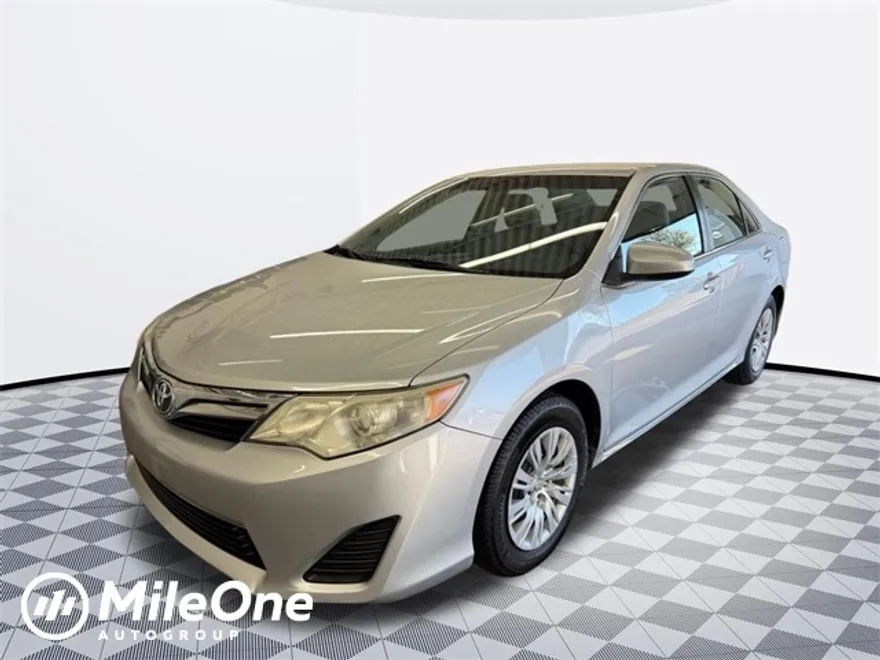 2014 Toyota Camry LE photo 1