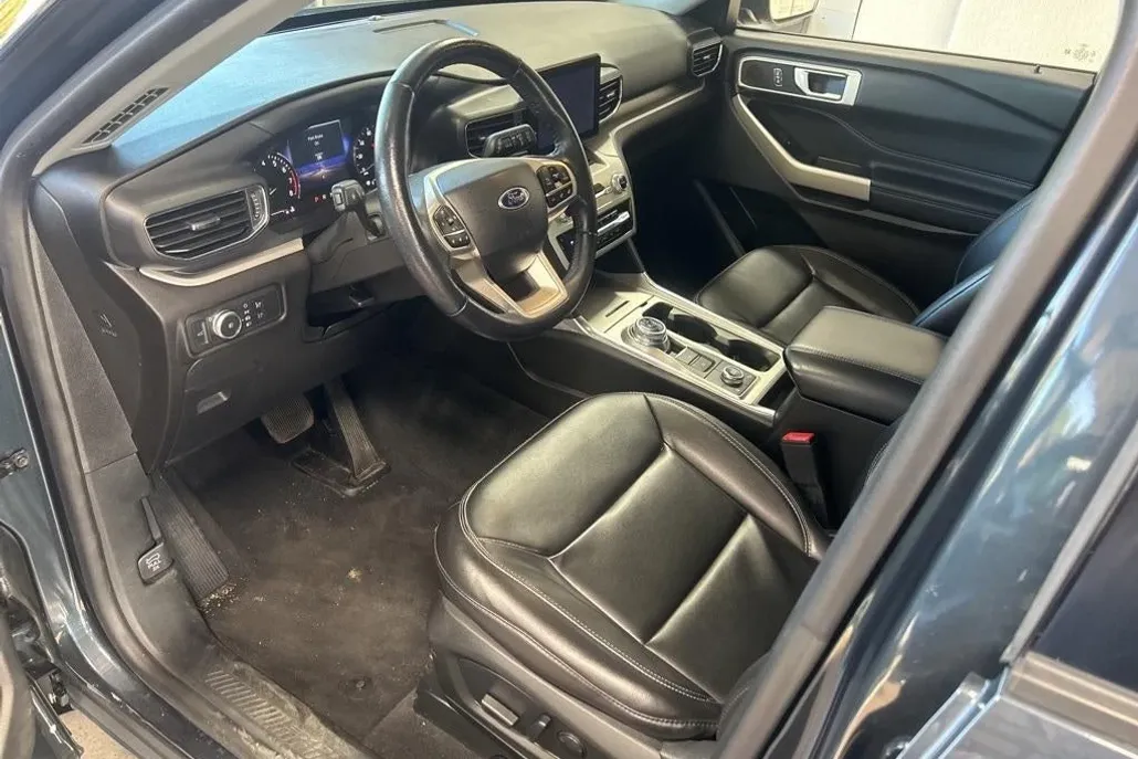 2022 Ford Explorer XLT photo 1