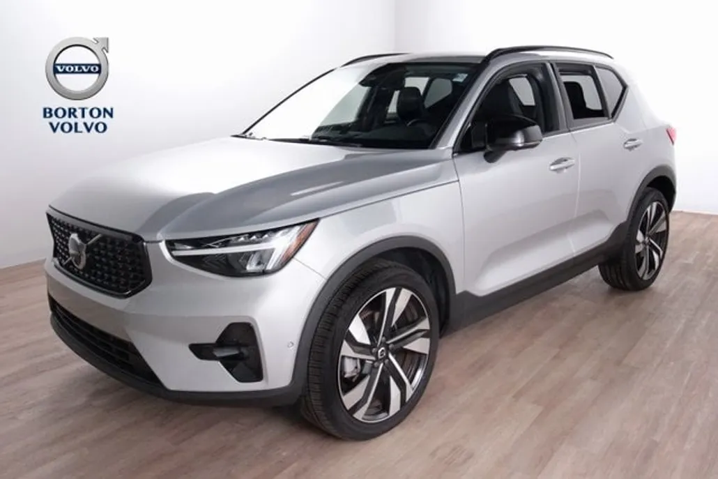 2025 Volvo XC40 Plus photo 1