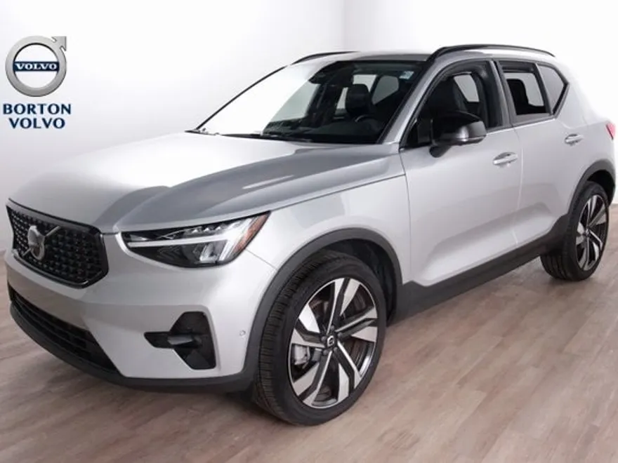 2025 Volvo XC40 Plus photo 1