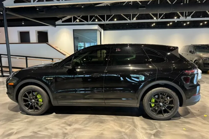 2021 Porsche Cayenne E-Hybrid photo 1