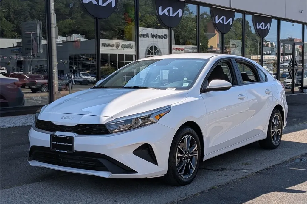 2023 Kia Forte LXS photo 1