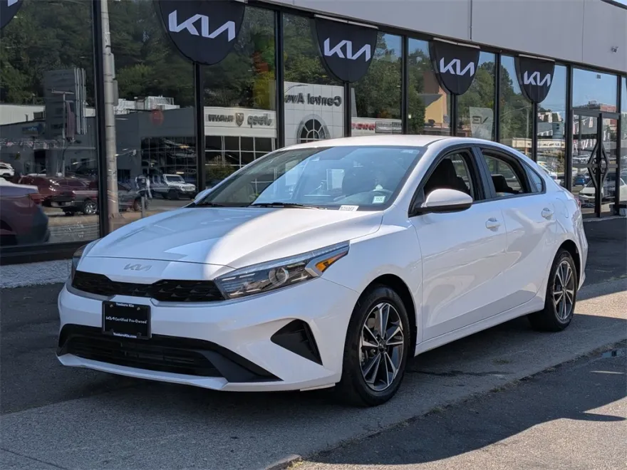 2023 Kia Forte LXS photo 1