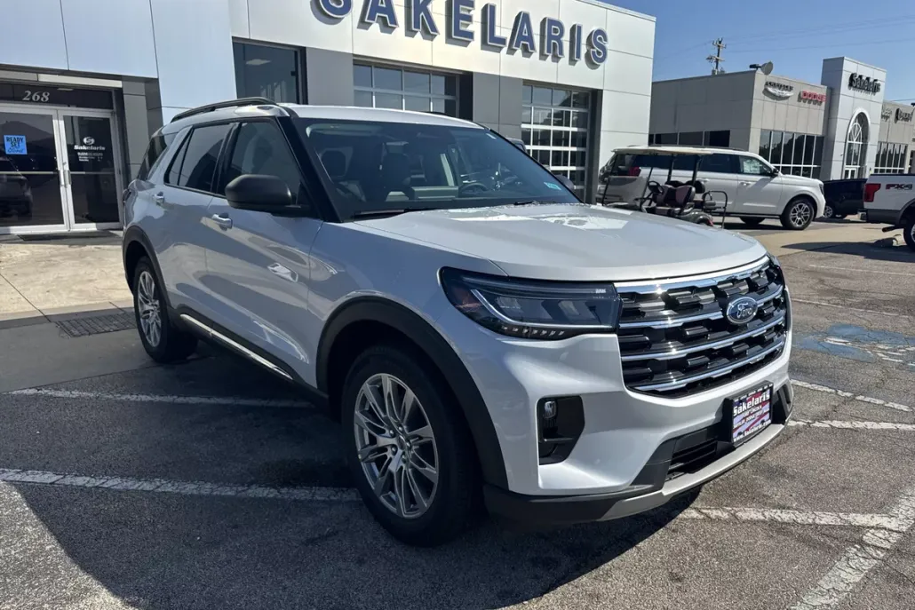 2025 Ford Explorer photo 1