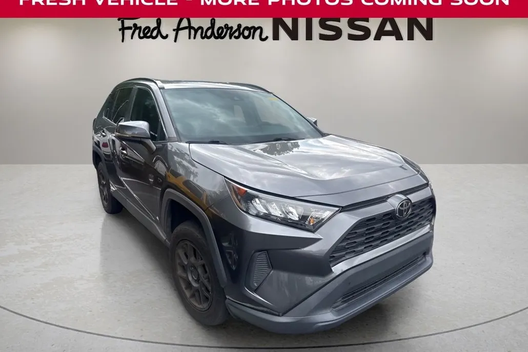 2021 Toyota RAV4 LE photo 1