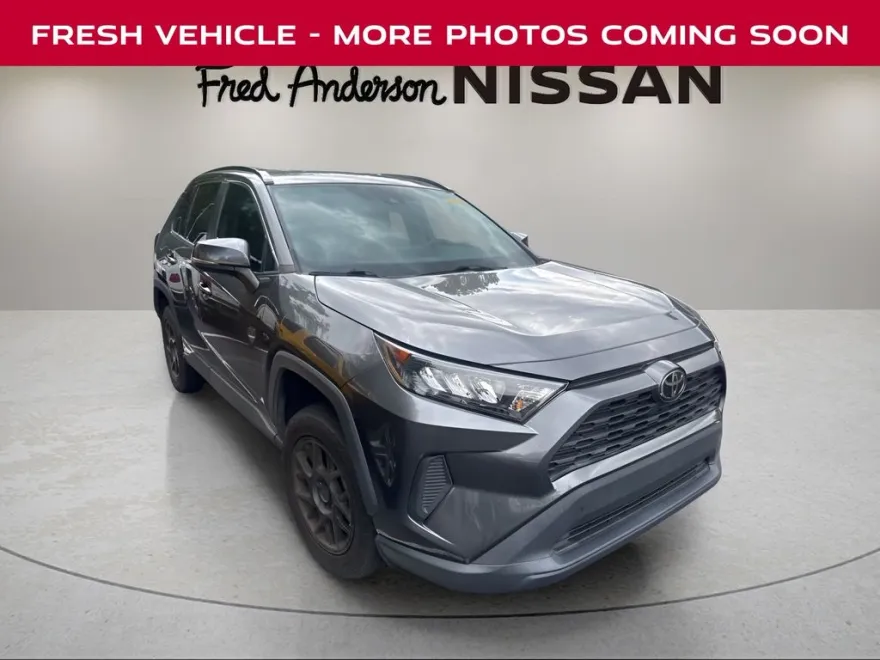 2021 Toyota RAV4 LE photo 1