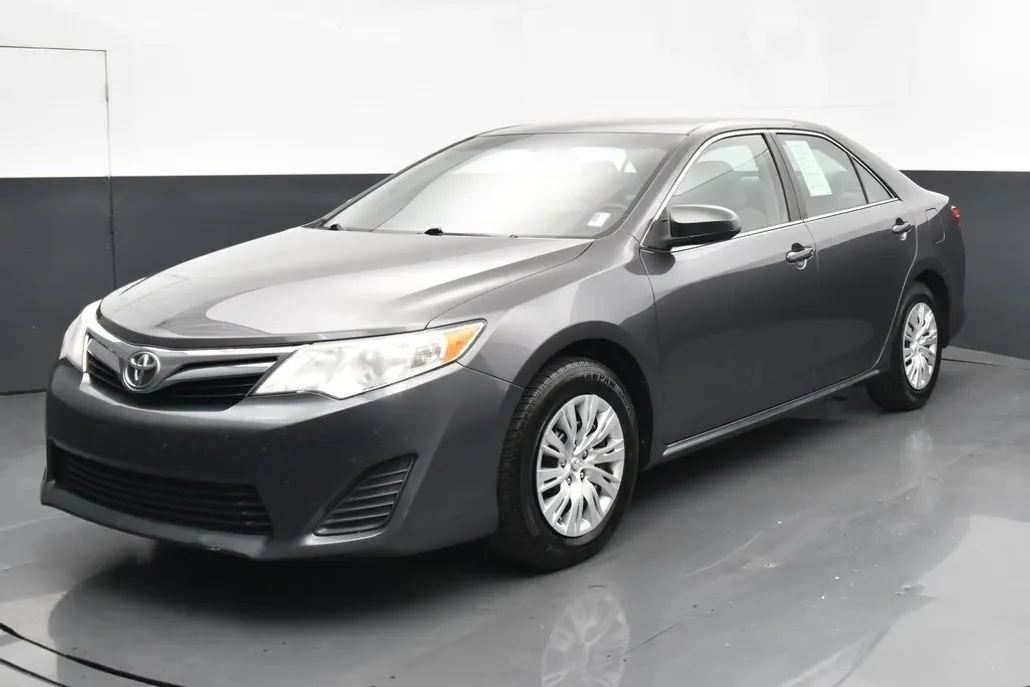 2014 Toyota Camry LE photo 1