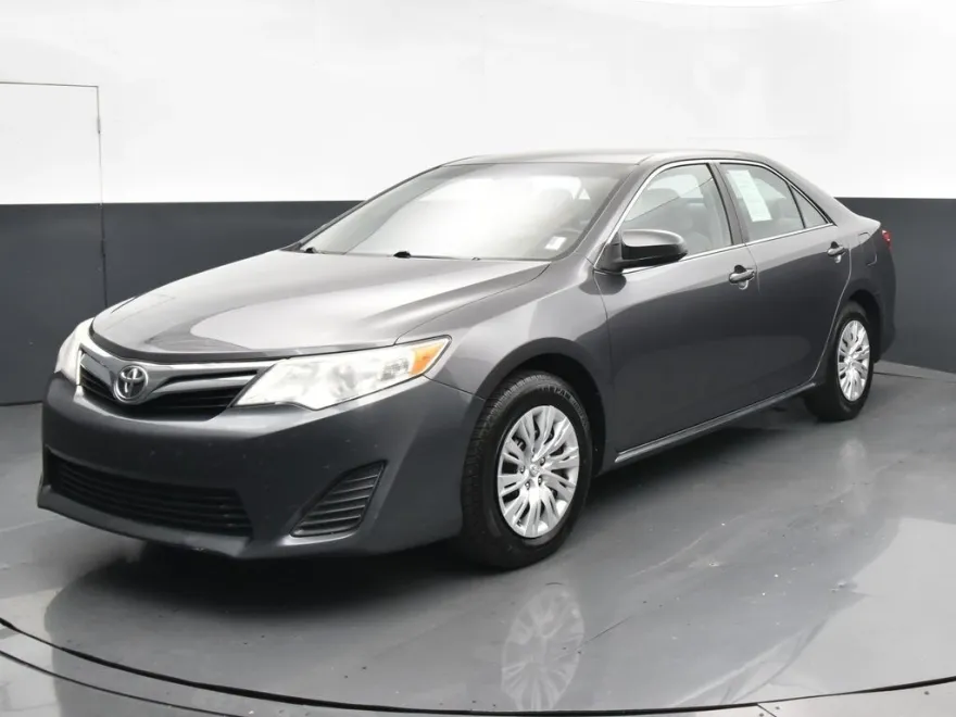 2014 Toyota Camry LE photo 1