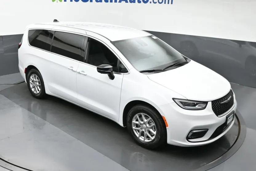 2026 Chrysler Pacifica photo 1