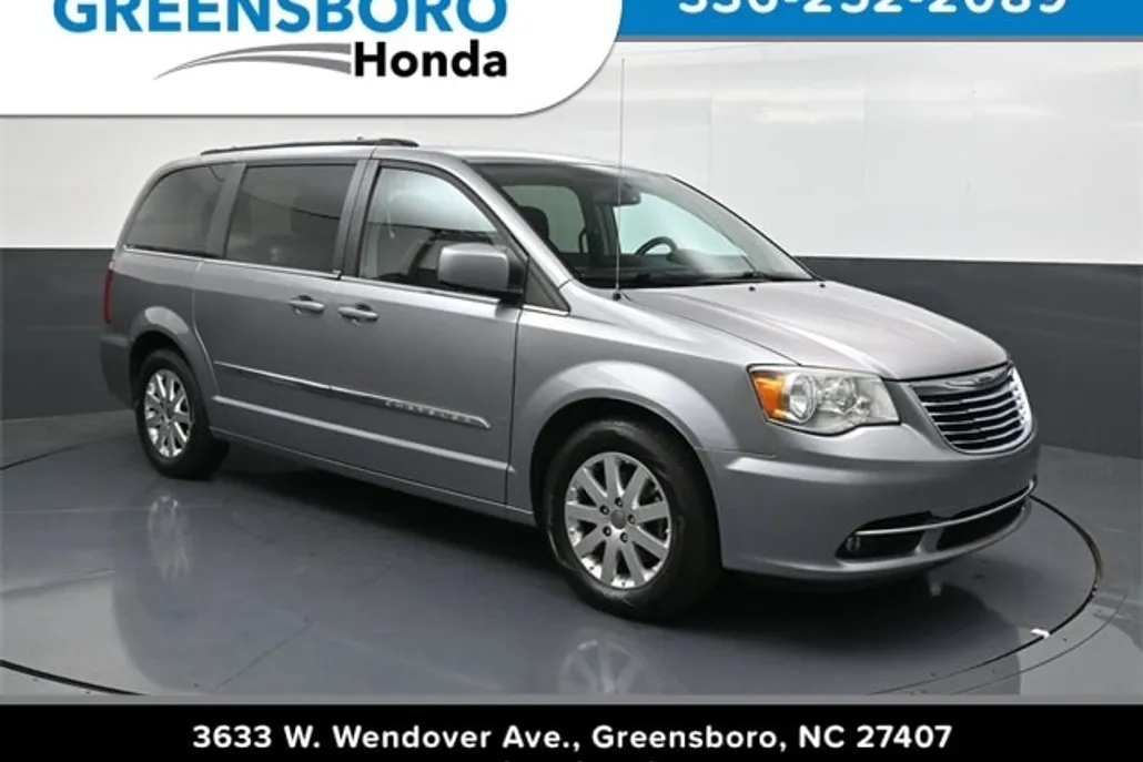 2013 Chrysler Town & Country Touring photo 1