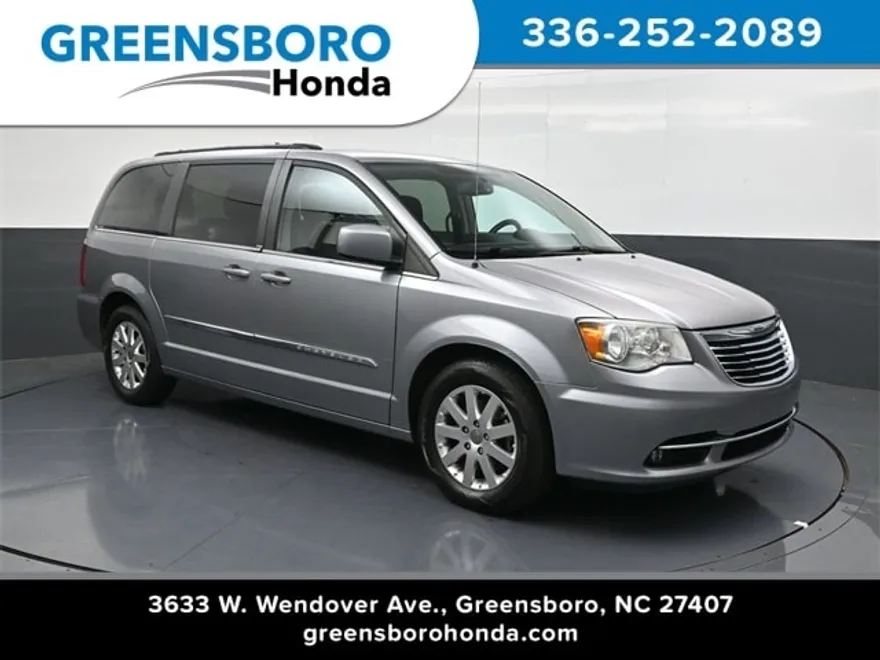 2013 Chrysler Town & Country Touring photo 1