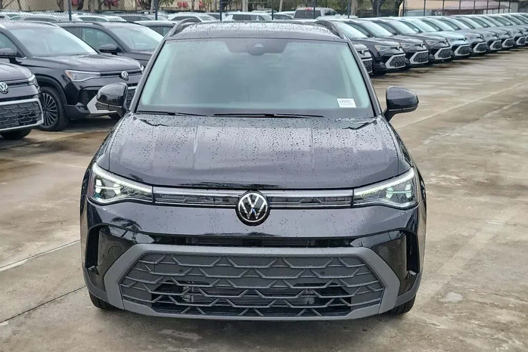 2025 Volkswagen Taos SE photo 1