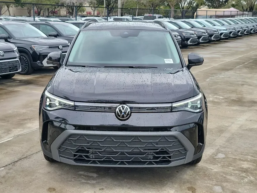 2025 Volkswagen Taos SE photo 1