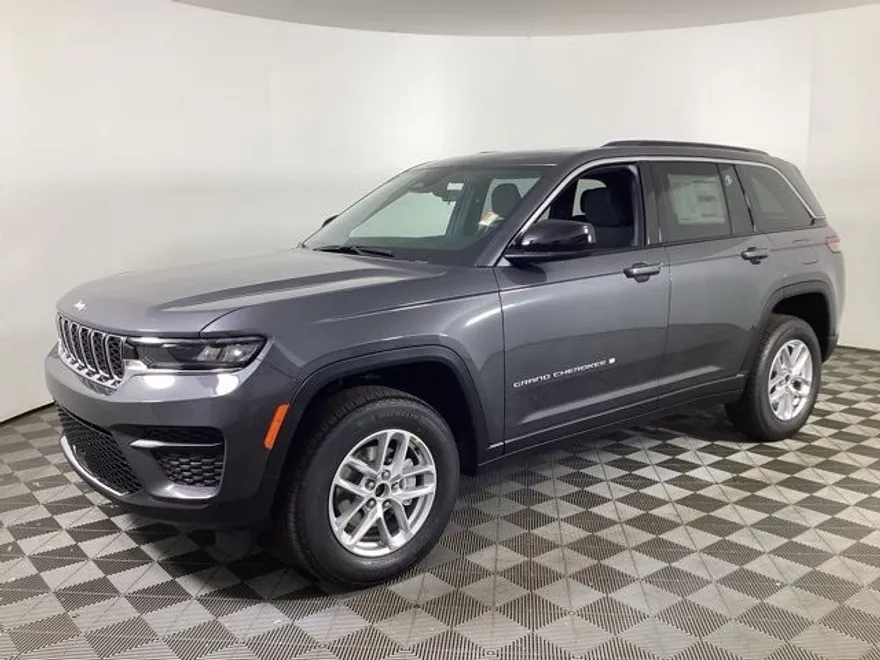 2025 Jeep Grand Cherokee Laredo photo 1