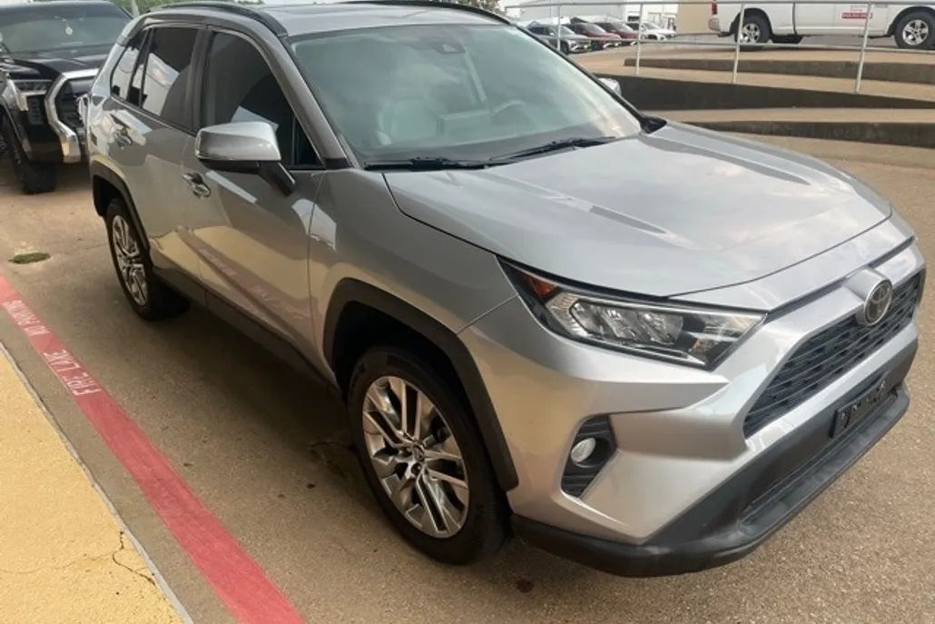 2021 Toyota RAV4 XLE Premium photo 1
