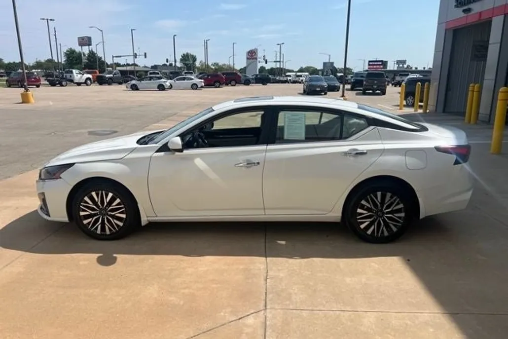 2023 Nissan Altima 2.5 SV photo 1