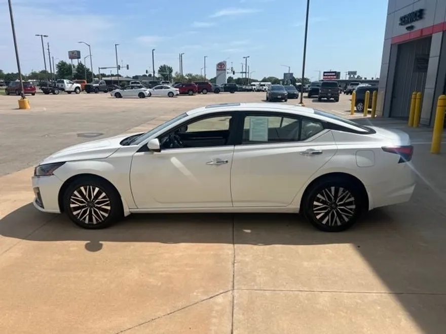2023 Nissan Altima 2.5 SV photo 1