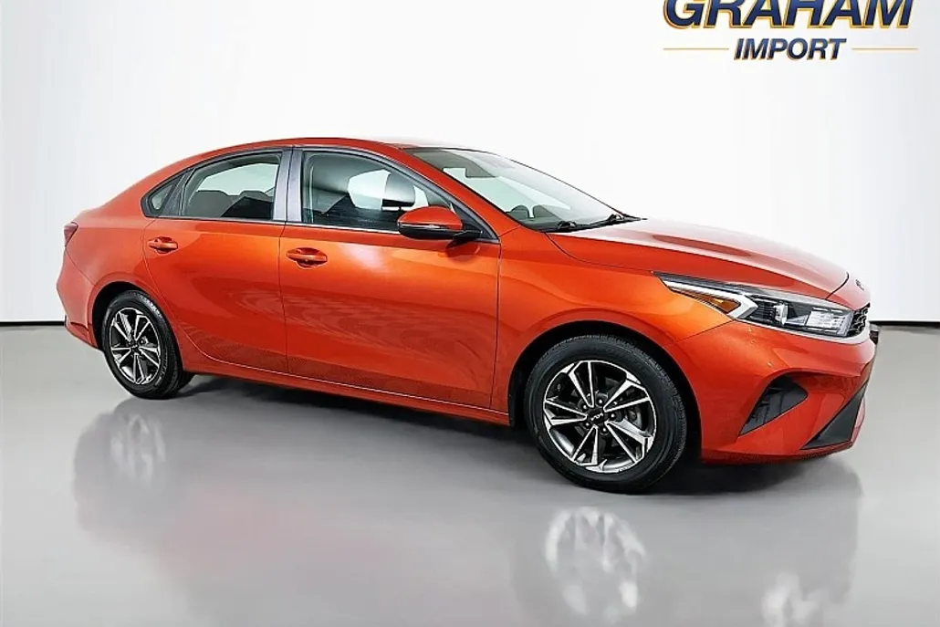 2023 Kia Forte LXS photo 1