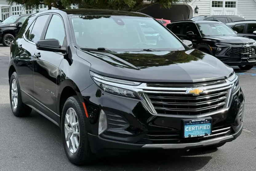 2022 Chevrolet Equinox LT photo 1