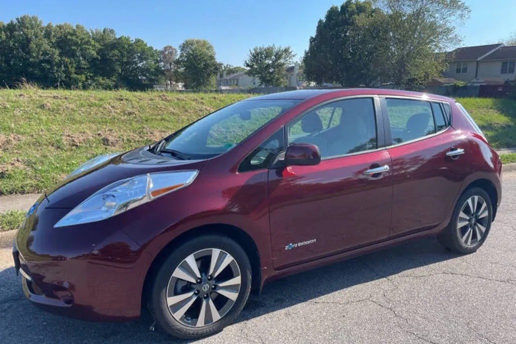 2016 Nissan Leaf SL photo 1