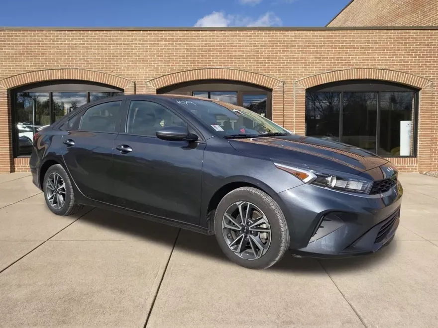 2023 Kia Forte LXS photo 1