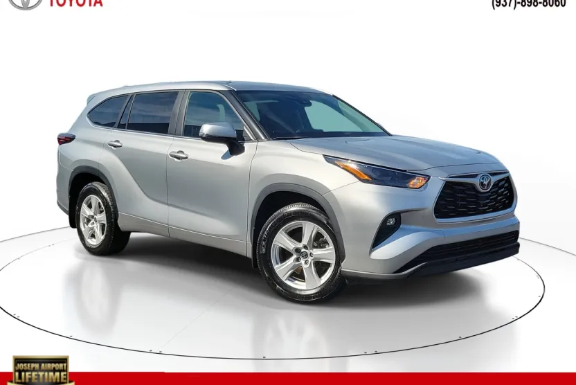2024 Toyota Highlander LE photo 1
