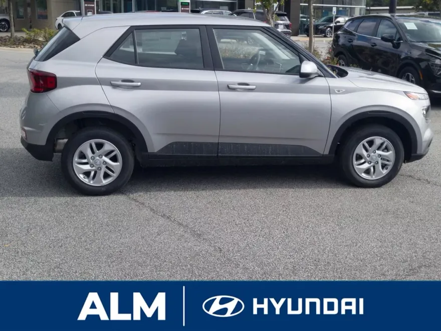 2025 Hyundai Venue SE photo 1