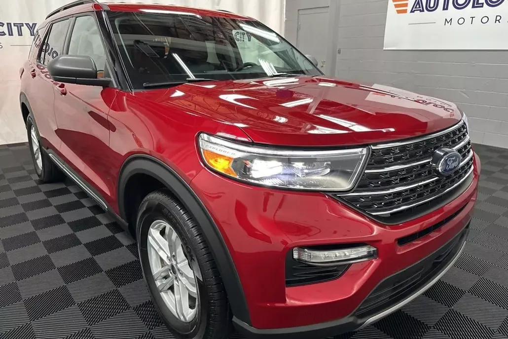 2024 Ford Explorer XLT photo 1