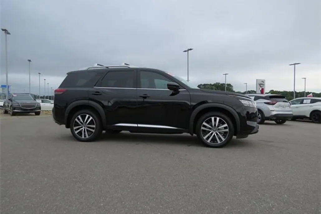 2024 Nissan Pathfinder Platinum photo 1
