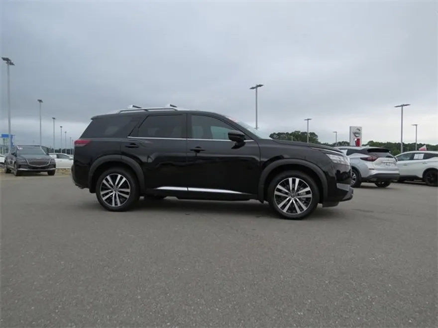2024 Nissan Pathfinder Platinum photo 1