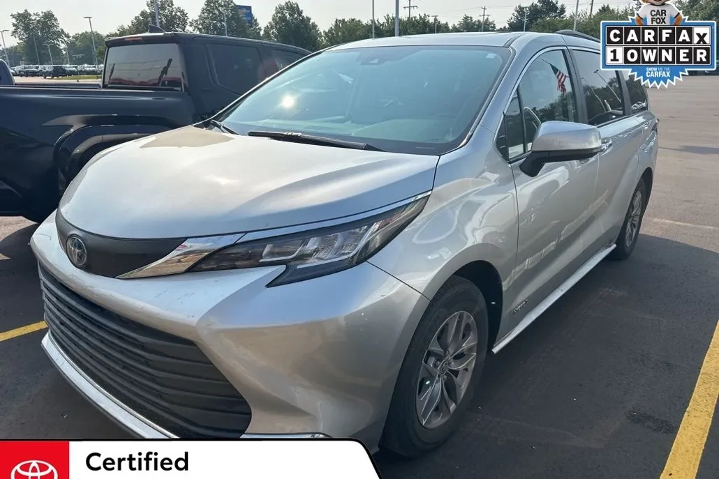 2021 Toyota Sienna XLE photo 1