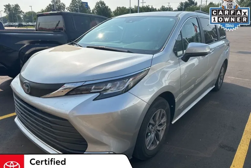 2021 Toyota Sienna XLE photo 1