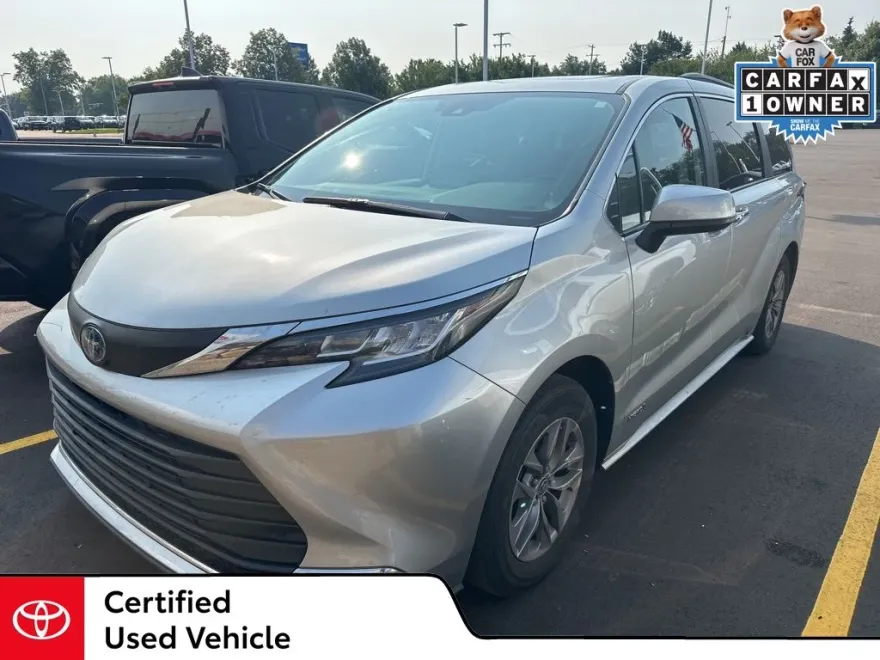 2021 Toyota Sienna XLE photo 1