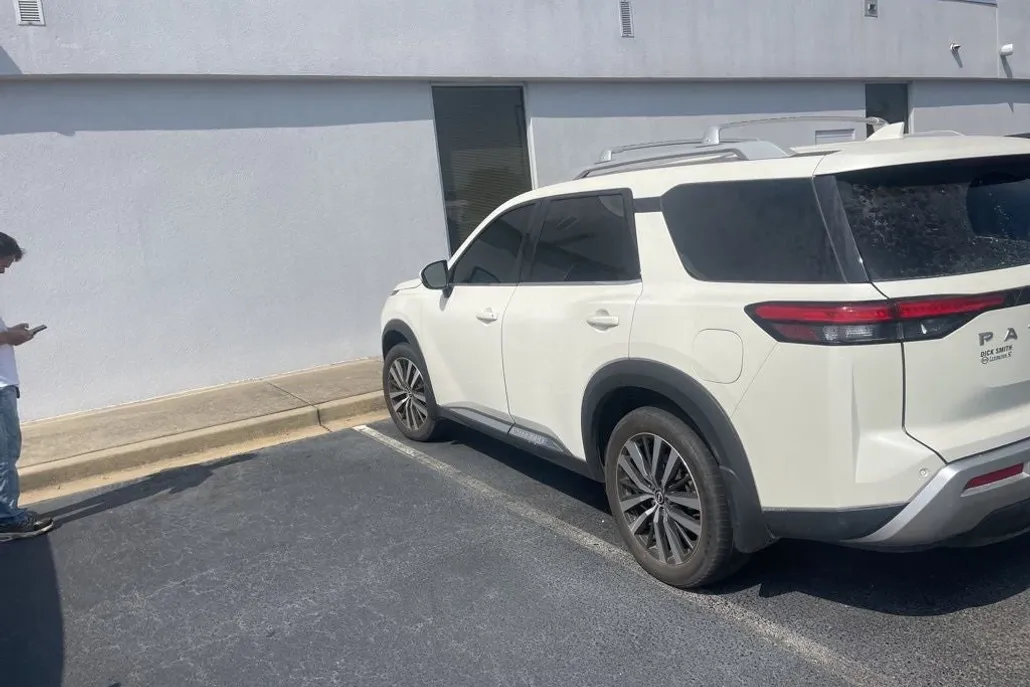 2022 Nissan Pathfinder Platinum photo 1