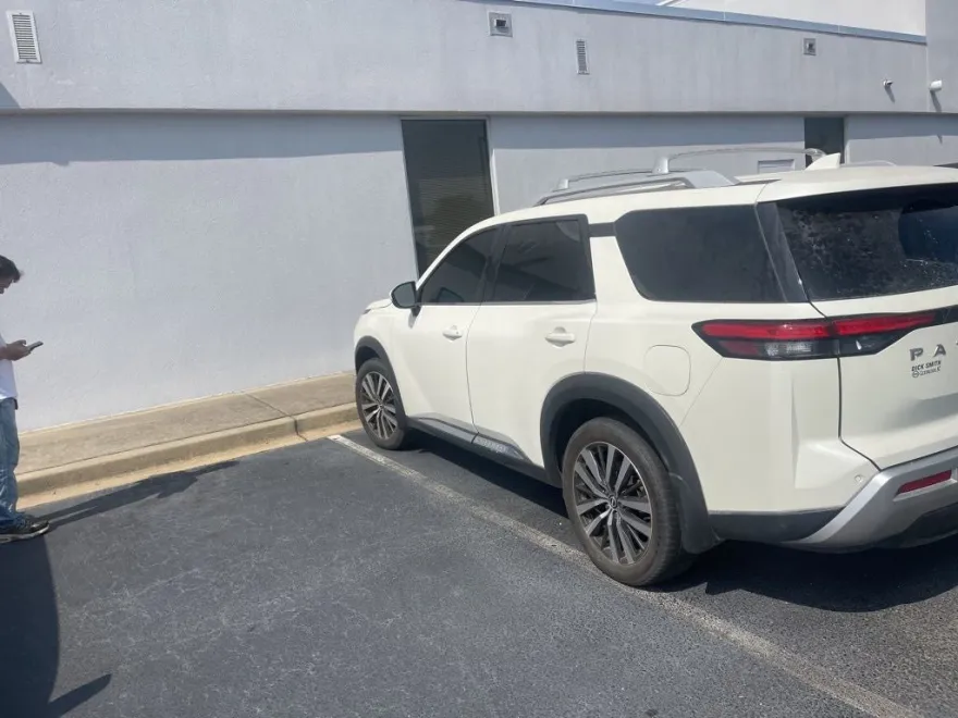 2022 Nissan Pathfinder Platinum photo 1