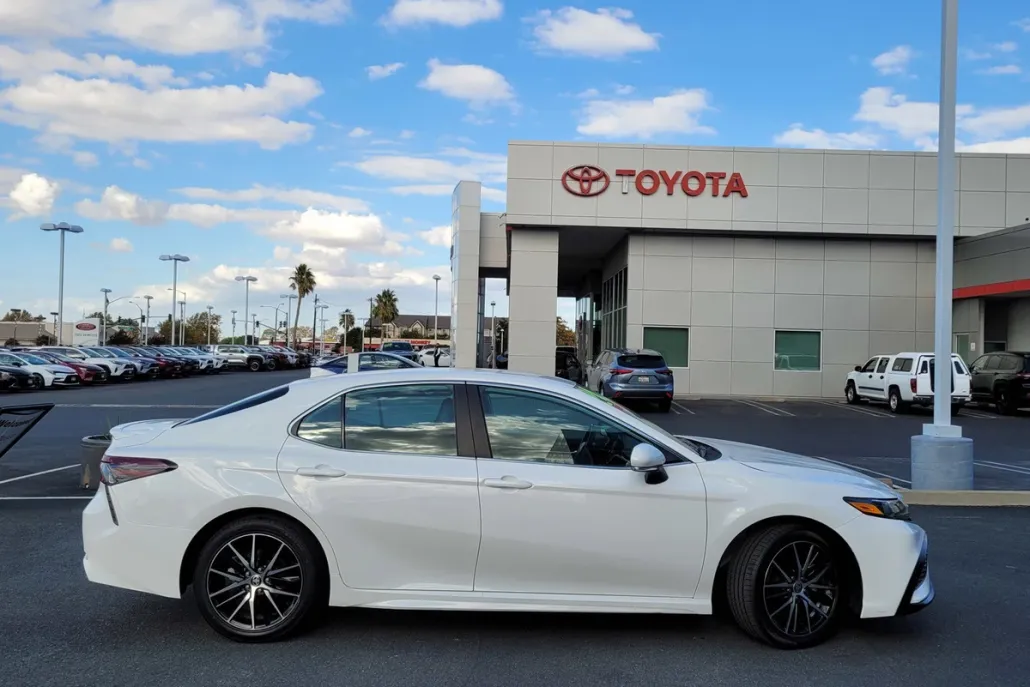 2024 Toyota Camry SE photo 1