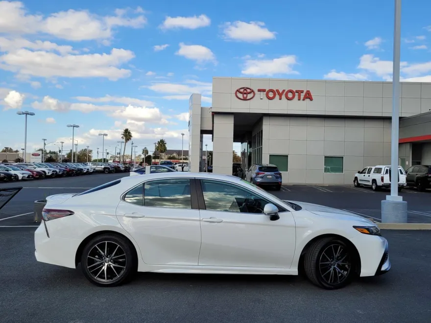 2024 Toyota Camry SE photo 1