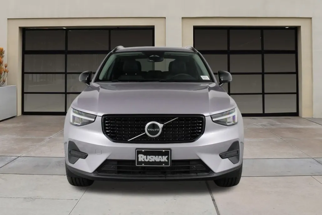 2026 Volvo XC40 Core photo 1