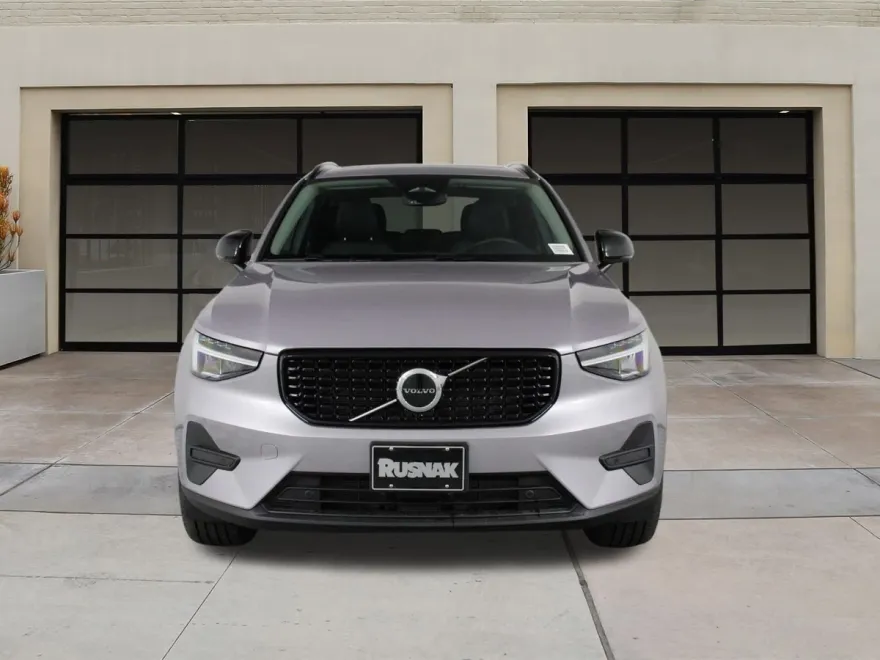 2026 Volvo XC40 Core photo 1