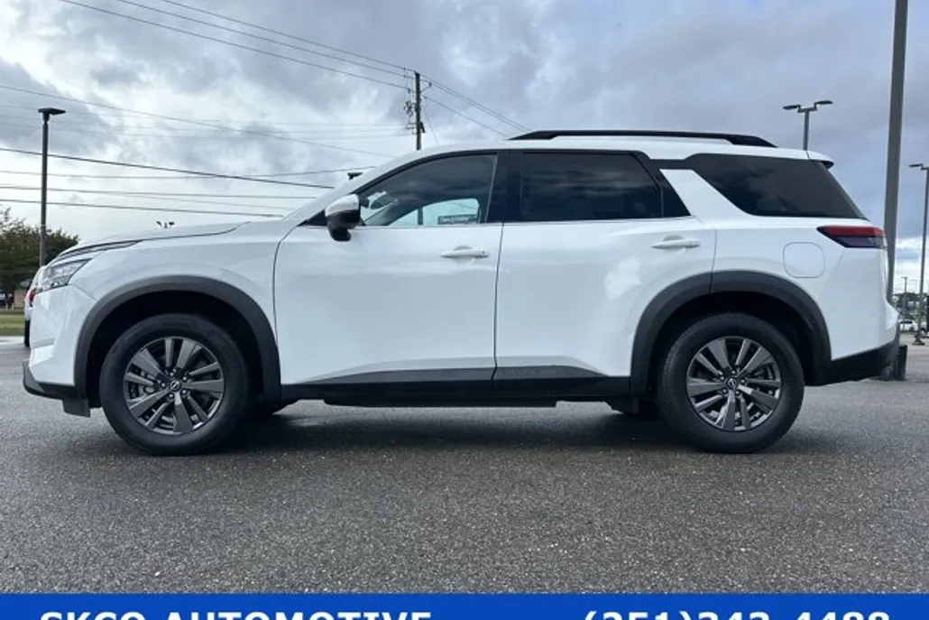 2022 Nissan Pathfinder SV photo 1
