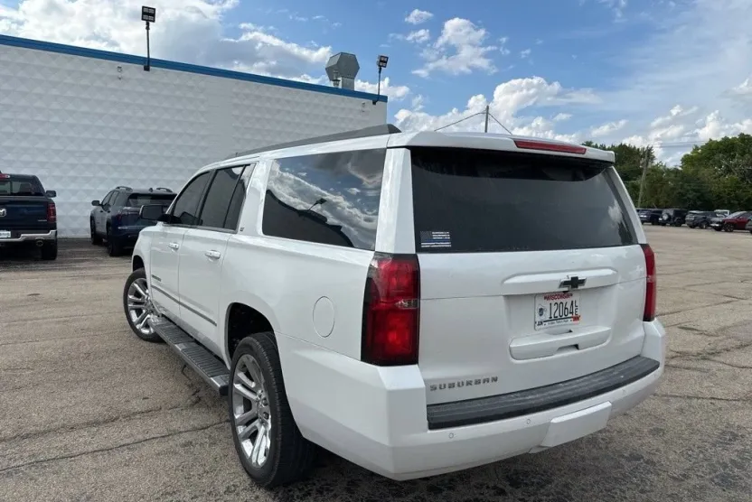 2017 Chevrolet Suburban LT photo 1