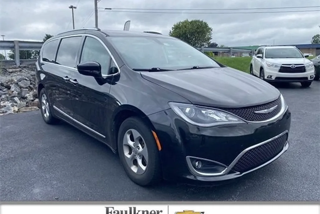 2017 Chrysler Pacifica Touring Plus photo 1