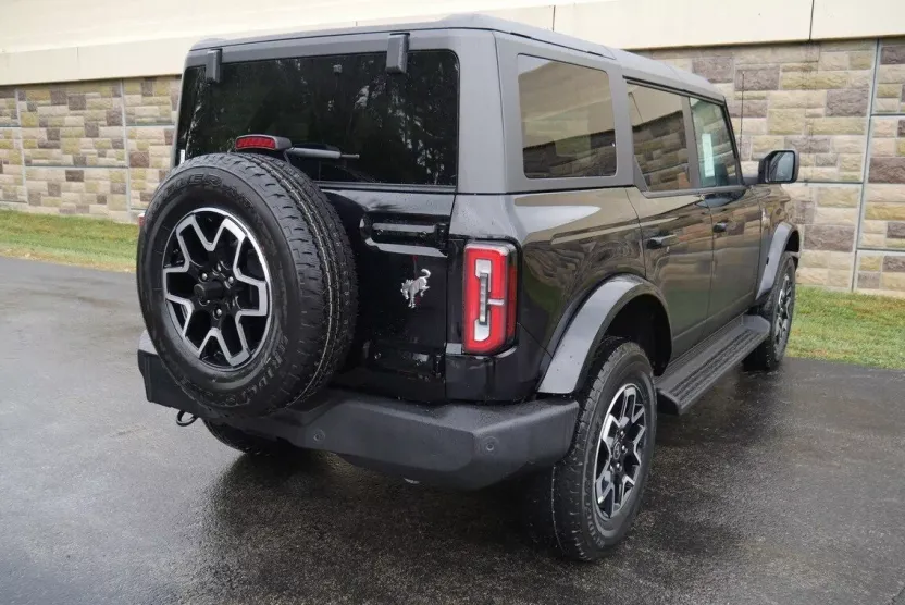 2025 Ford Bronco Outer Banks photo 1